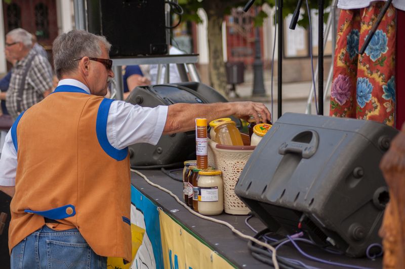 Kosz miodów na scenie VII Święta Miodu w Pszczynie. Autor zdjęcia: Kazimierz Wiśniowski