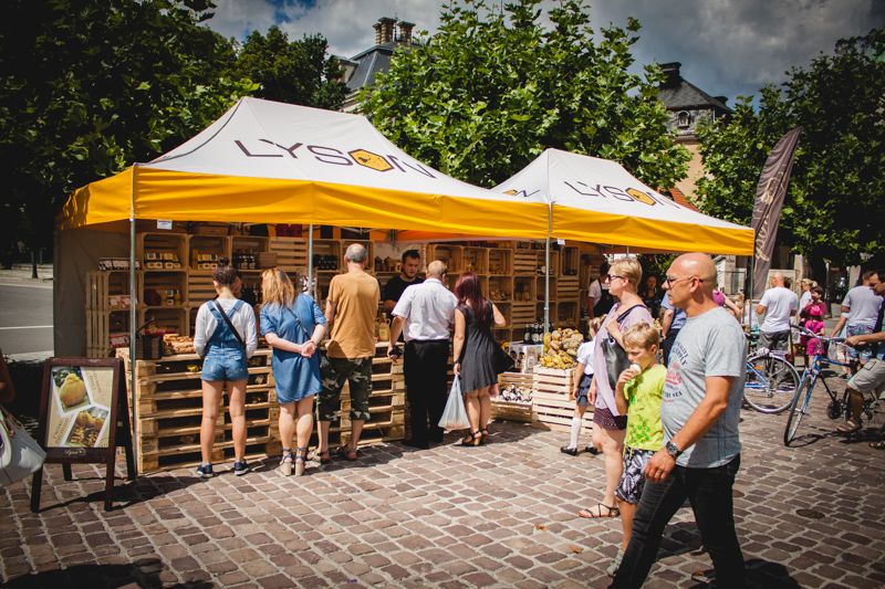 Stoisko firmy Łysoń podczas wydarzenia o nazwie: VII Święto Miodu w Pszczynie. Autor zdjęcia: Kazimierz Wiśniowski