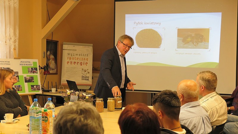 Uroczystość otwarcia pszczelej ścieżki edukacyjnej w Zespole Szkół Centrum Kształcenia Rolniczego w Rudnej. Autor zdjęcia: Zbigniew Smoła