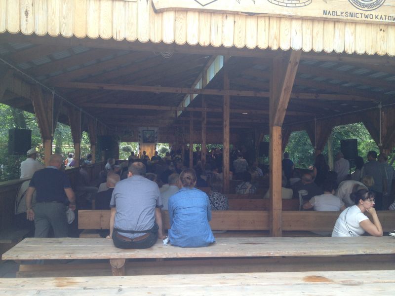 Goście podczas występu Chóru z Wyr na XV Spotkaniu Pszczelarzy Śląskich na Trutowisku w Murckach.