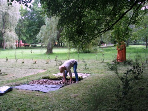 Wykonanie ścieżki zmysłów przez przedstawicieli TOPiK\'u. Wysypywanie szyszki. Autor zdjęcia: Marek Przybysz.