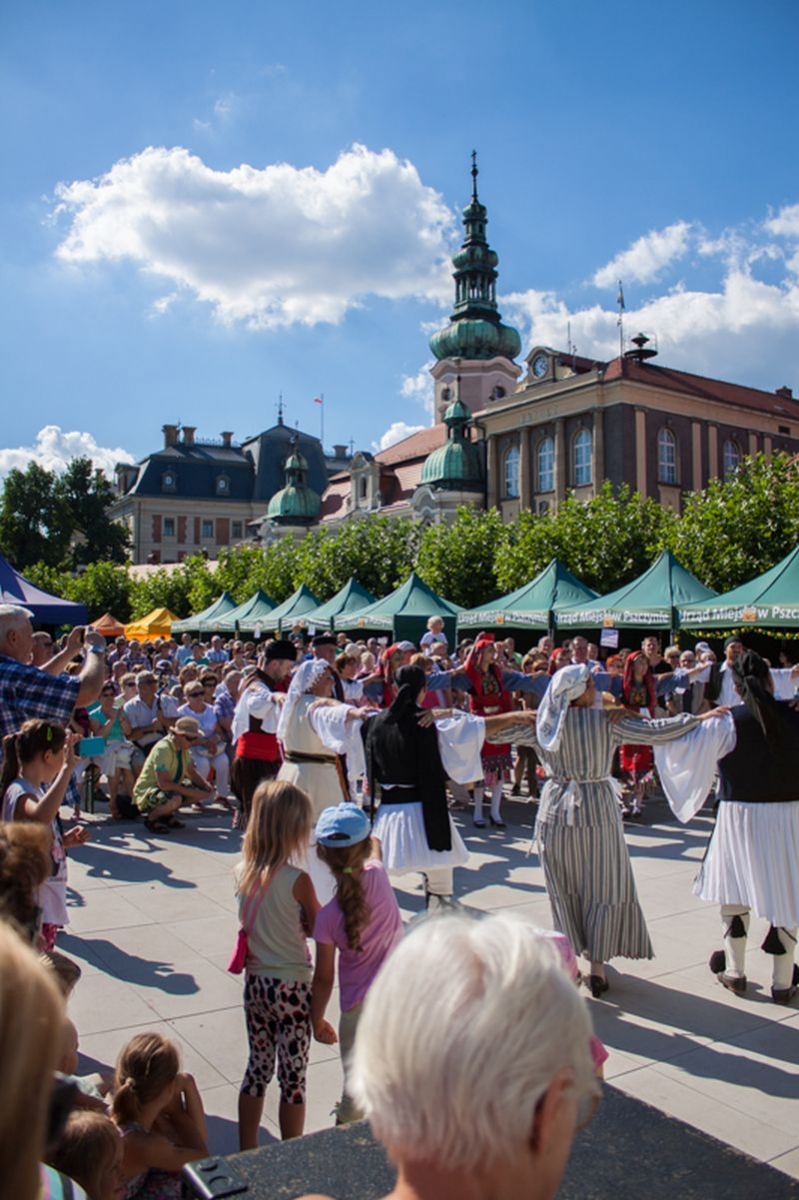Kadr z występu artystycznego odbywającego się przed sceną VII Święta Miodu w Pszczynie. Autor zdjęcia: Kazimierz Wiśniowski