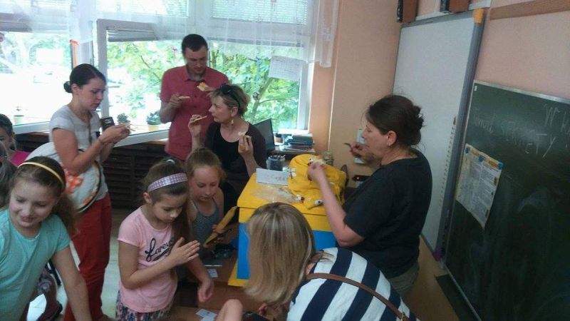 Degustacja miodów podczas warsztatów pszczelarskich w Szkole Podstawowej nr 313 w Warszawie. Autor zdjęcia: Piotr Nowotnik