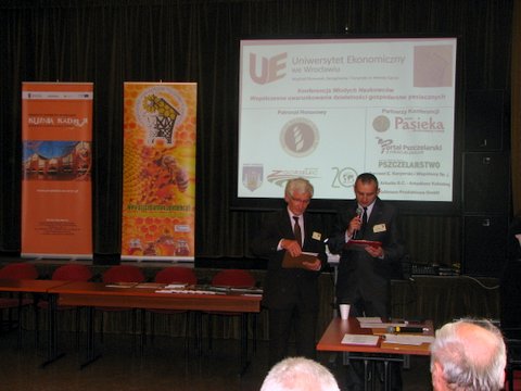 Prezes GSP Marek Przybysz oraz Emil Mariusz Szymański rozpoczynają ogłaszanie zwycięzców konferencji. Autor zdjęcia: Marcin Balana.