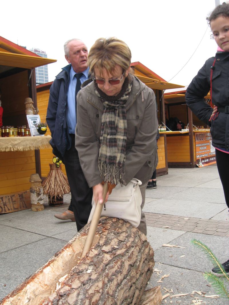 Dzianie barci przez uczestniczkę II Festiwalu Miodu w Katowicach. Autor zdjęcia: Kazimierz Wiśniowski