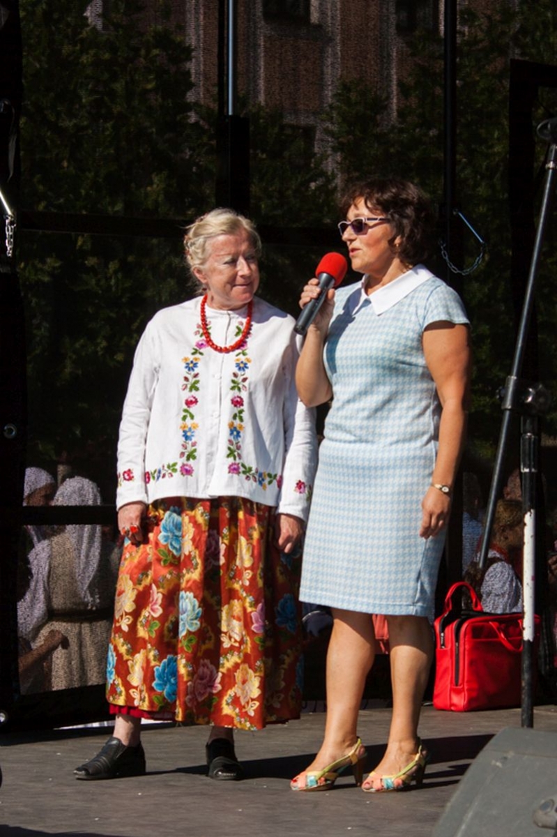 Pani Celina Habryka na scenie VII Święta Miodu w Pszczynie. Autor zdjęcia: Kazimierz Wiśniowski