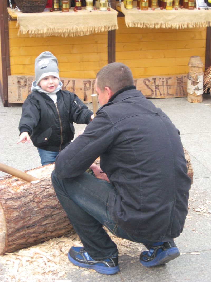 Ojciec i syn przy kłodzie na II Festiwalu Miodu w Katowicach. Autor zdjęcia: Kazimierz Wiśniowski