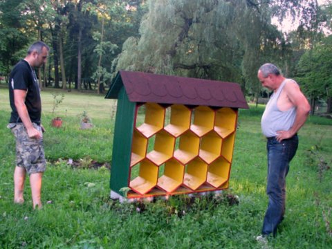 Ustawienie domku dla owadów zapylających – na zdjęciu pomysłodawca i projektant - Emil M. Szymański – oraz jeden z wykonawców – Wiesław Śliż. Autor zdjęcia: Marek Przybysz.