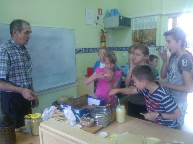 Degustacja miodu - mniam... mniam. Żródło zdjęcia: materiały przekazane przez p. Agatę Wojtuń.