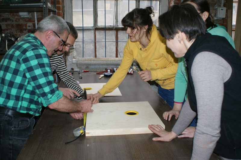 Prace nad ulem wielkopolskim w ramach IV edycji warsztatów pszczelarskich organizowanych przez Fab Lab Łódź w ramach projektu \