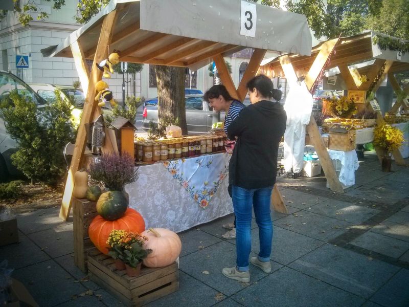 Asortyment wystawcy podczas V Krzeszowickiego Miodobrania. Autorka zdjęcia: Renata Gasek