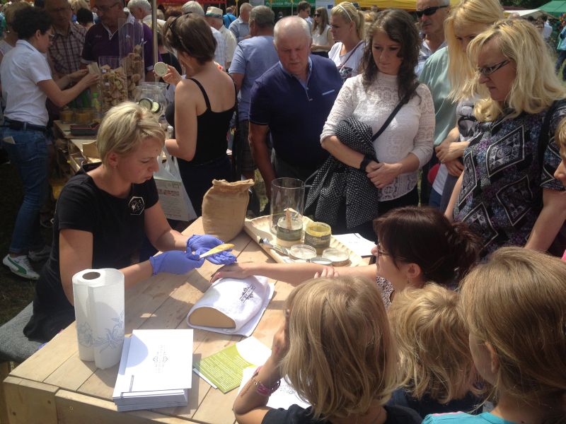 Uczestniczki XV Spotkania Pszczelarzy na Trutowisku w Murckach mogły skorzystać z bezpłatnego peelingu. Na zdjęciu etap I - aplikacja.