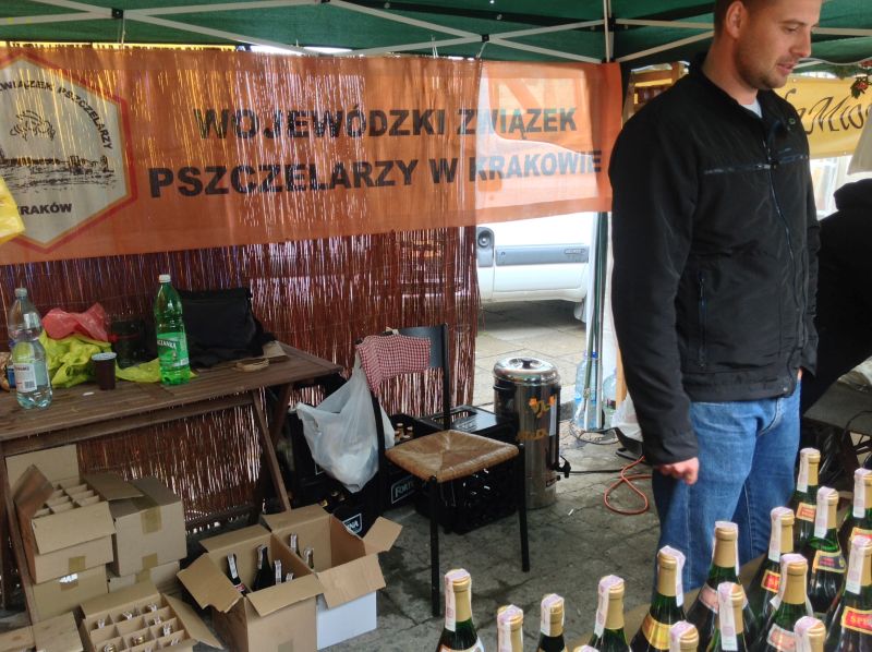 Namiot z miodami pitnymi. XXII Krakowskie Miodobranie