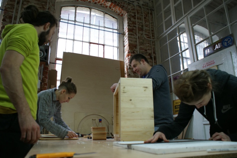 Prace nad ulem wielkopolskim w ramach IV edycji warsztatów pszczelarskich organizowanych przez Fab Lab Łódź w ramach projektu \