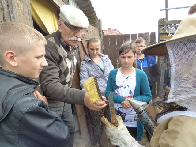 Pan Stanisław prezentuje sprzęt pszczelarza. Źródło zdjęcia: materiały przez p. Agnieszkę Gałwa.