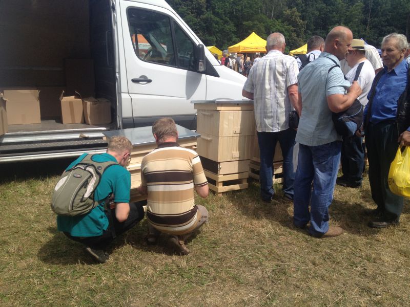 Ule firmy Sułkowski wystawione przed stoiskiem firmowym na XV Spotkaniu Pszczelarzy na Trutowisku w Murckach.