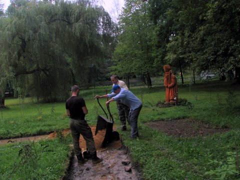 Pszczelarze podczas pracy przy tworzeniu ścieżki wewnątrz ogrodu przyjaznego pszczołom i ludziom. Autor zdjęcia: Marek Przybysz.