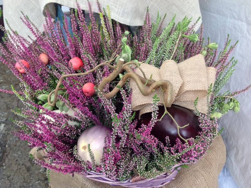 Namiot Pasieka Guciów Kazimierz Koterba - kosz z wrzosem. XXII Krakowskie Miodobranie