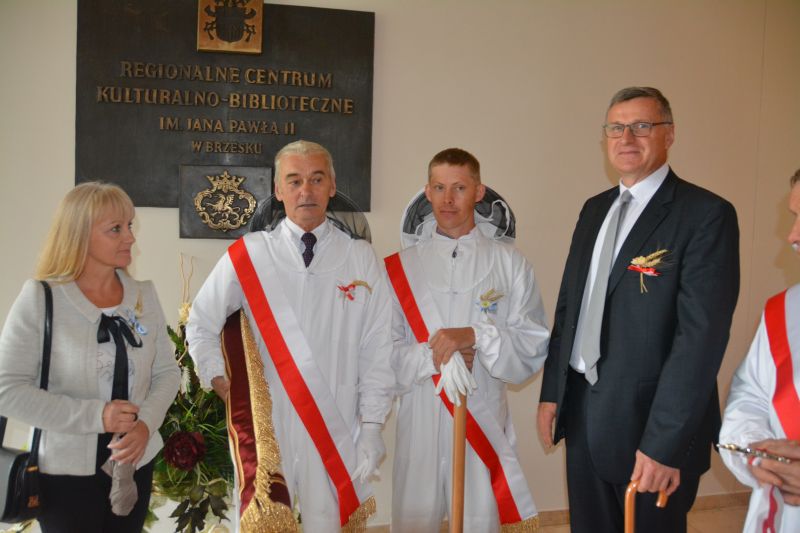 Pszczelarze ze sztandarem w Regionalnym Centrum Kulturalno-Bibliotecznym w Brzesku tuż przed I Konferencją Pszczelarską w Brzesku (02.09.2017 r.). Autor zdjęcia: Marek Kotfis
