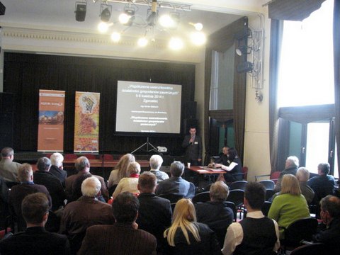 Adrian Zabłocki z Uniwersytetu Ekonomicznego we Wrocławiu podczas przedstawiania problematyki ochrony prawnej pasiek pszczelarskich.