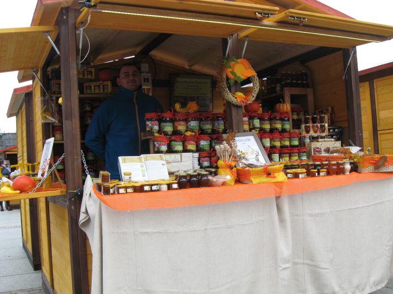 Bogate stoisko pszczelarza podczas II Festiwalu Miodu w Katowicach. Autor zdjęcia: Kazimierz Wiśniowski