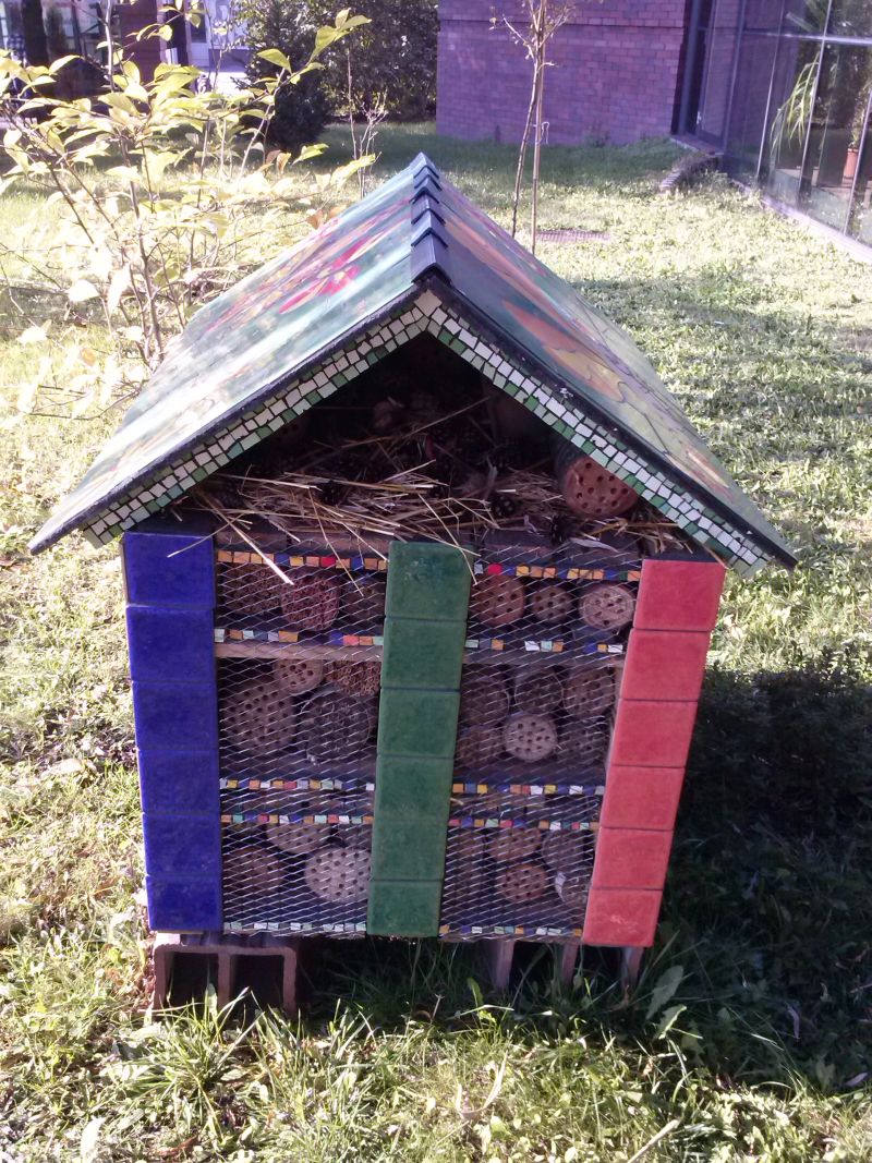 Domek dla dzikich zapylaczy obok Miejskiej Biblioteki Publicznej w Jaworznie. Widok od boku. Autor zdjęcia: Marcin Balana