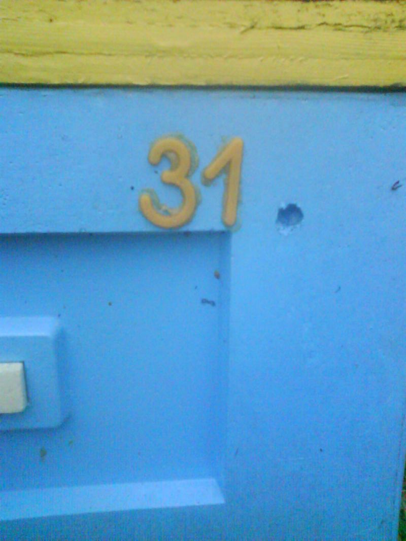 Oznaczenie ula (numer) oraz specjalnie wywiercony otwór wiertłem 10 na głębokość 1cm.