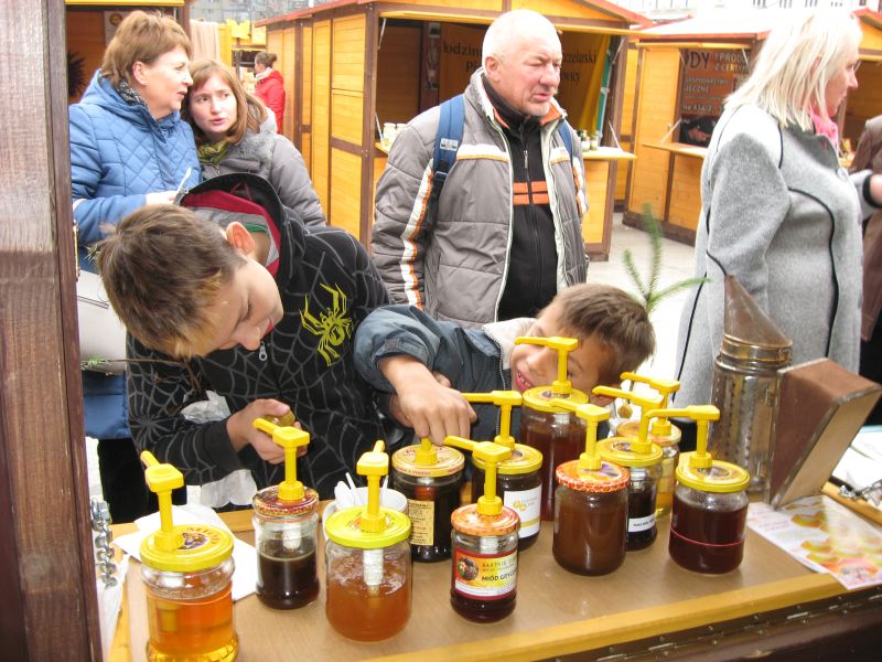 Najmłodsi smakosze miodu podczas degustacji na II Festiwalu Miodu w Katowicach. Autor zdjęcia: Kazimierz Wiśniowski