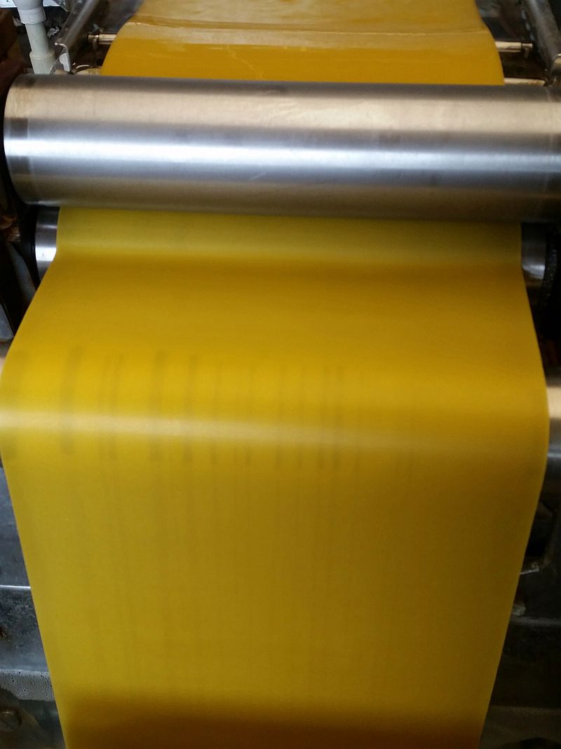 Walcowanie wosku pszczelego - jeden z etapów produkcji węzy pszczelej przez firmę Pszczeli Port