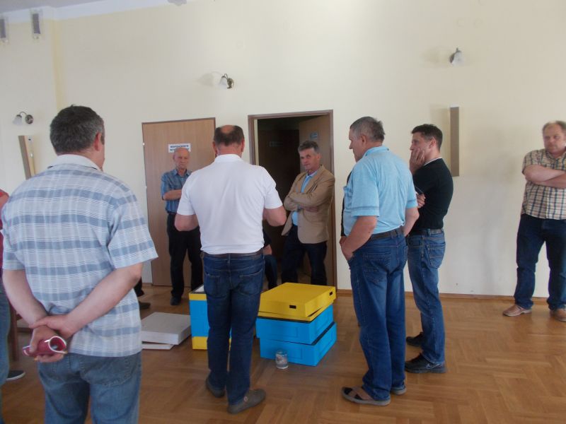 Poszerzanie wiedzy na temat tworzenia odkładów przez pszczelarzy z Rejonowego Koła Pszczelarzy BARĆ na szkoleniu w Bielińcu w 2017 roku.