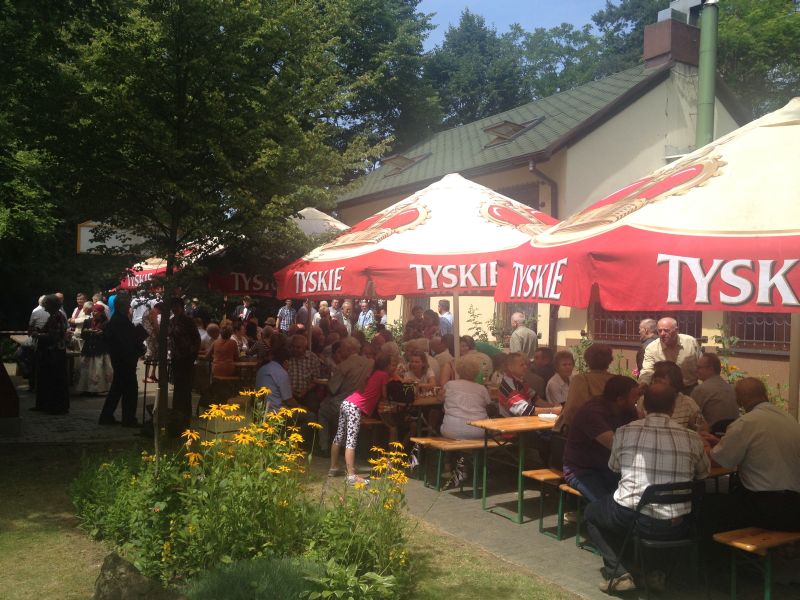 Jedno z wielu miejsc, w których można było spokojnie spożyć posiłek i porozmawiać o pszczelarzeniu. XV Spotkanie Pszczelarzy Śląskich na Trutowisku w Murckach