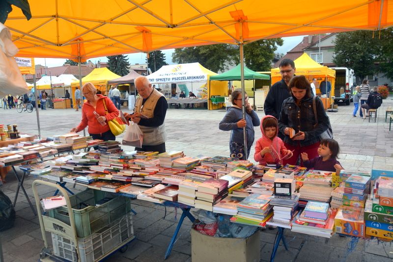 Stoisko z książkami dla dzieci i dorosłych podczas I Konferencji Pszczelarskiej w Brzesku (02.09.2017 r.). Autor zdjęcia: Marek Kotfis