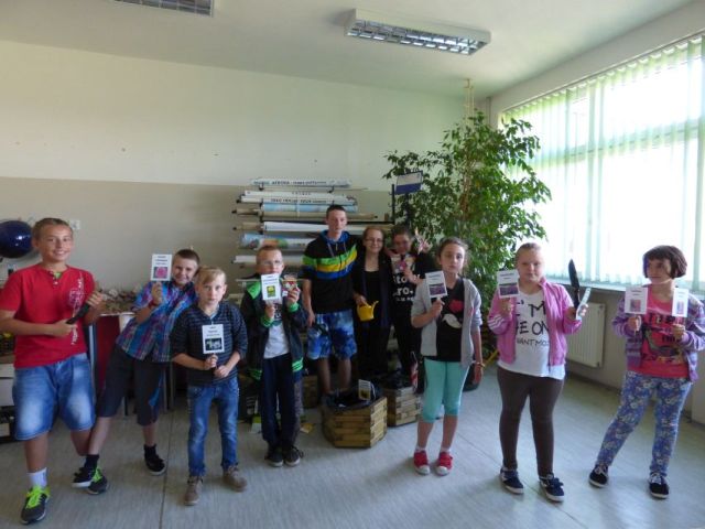 Zadowoleni z efektów pracy – rośliny dla pszczół zasadzone. Źródło zdjęcia: materiały przez p. Agnieszkę Gałwa.