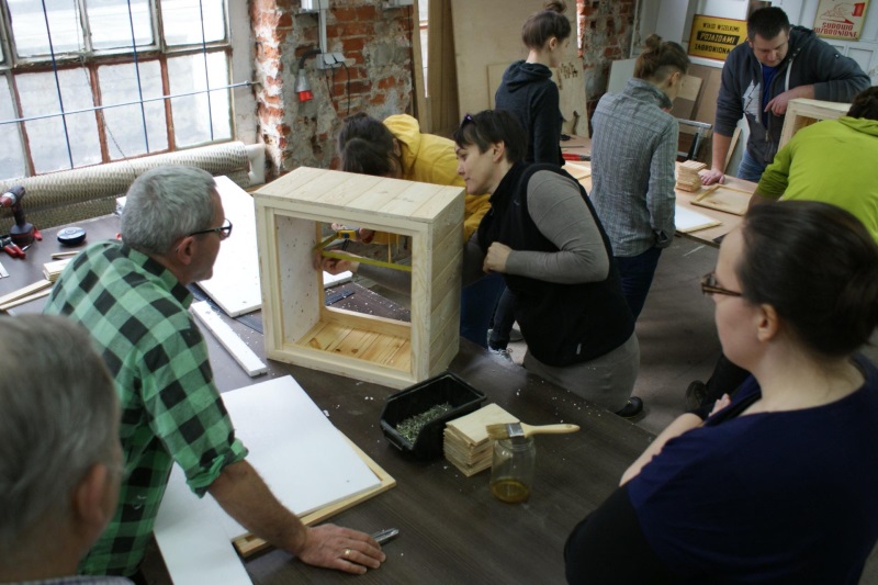 Prace nad ulem wielkopolskim w ramach IV edycji warsztatów pszczelarskich organizowanych przez Fab Lab Łódź w ramach projektu \