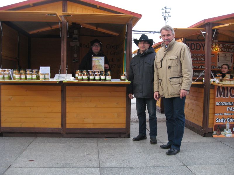 Prezes ŚZP w Katowicach Zbigniew Binko z Piotrem Gronczewskim zdobywcą III miejsca w Konkursie na najsmaczniejszy miód II Festiwalu Miodu w Katowicach. Autor zdjęcia: Kazimierz Wiśniowski
