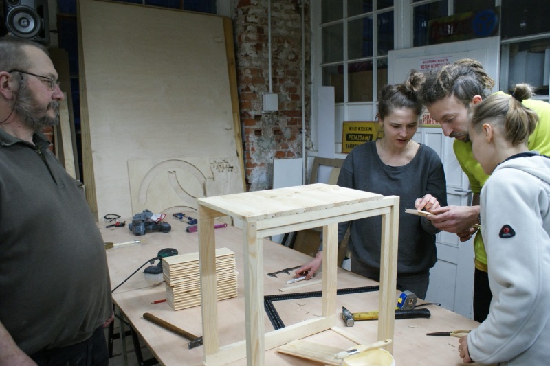 Prace nad ulem wielkopolskim w ramach IV edycji warsztatów pszczelarskich organizowanych przez Fab Lab Łódź w ramach projektu \