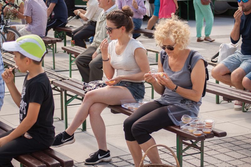 Degustacja miodów podczas wydarzenia o nazwie: VII Święto Miodu w Pszczynie. Autor zdjęcia: Kazimierz Wiśniowski