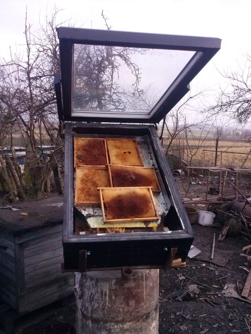 Samodzielnie wykonana topiarka do wosku wraz z ramkami z suszem.