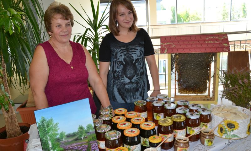 Stoisko z miodem i ulikiem weselnym na II Forum Pszczelarskim w Stalowej Woli.