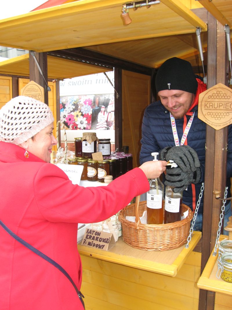 Degustacja nalewek i miodów pitnych na II Festiwalu Miodu w Katowicach. Autor zdjęcia: Kazimierz Wiśniowski