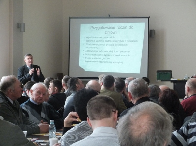 Prelegent Marek Podlewski podczas III Konferencji Pszczelarskiej Klubu Dyskusyjnego Pszczółka. Autor zdjęcia: Michał Piątek