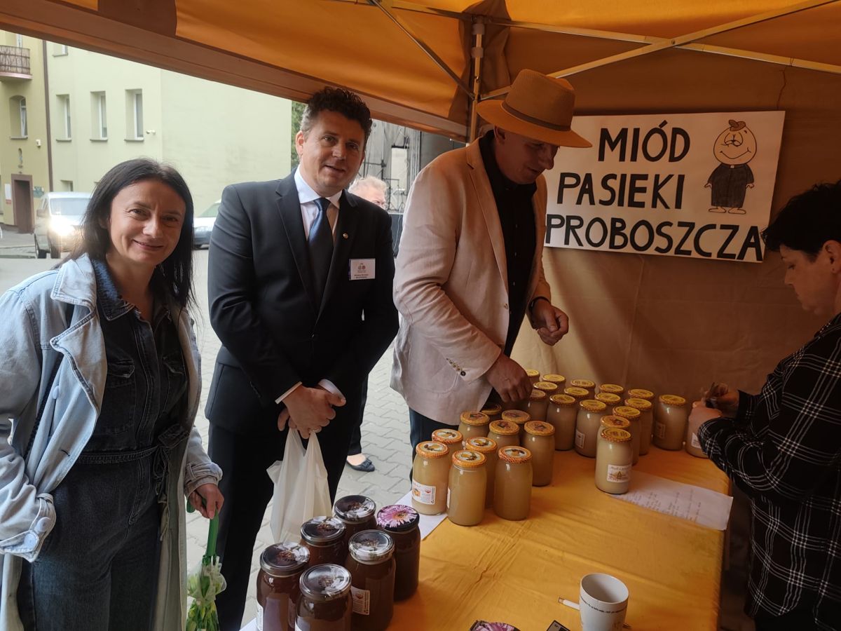 Relacja z wydarzenia pt. XXII Wojewódzki Dzień Pszczelarza i XIV Wojewódzkie Święto Pszczoły, które odbyły się 14. września 2025 r. w Łodzi. Wydarzenie zostało zorganizowane przez Wojewódzki Związek Pszczelarzy w Łodzi.