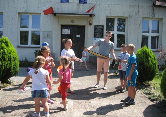 Młodzi detektywi z p. Mateuszem uczą się sztuki fotografii aby skutecznie uwieczniać swoje poszukiwania miejsc przyjaznych pszczołom. Źródło zdjęcia: materiały przekazane przez p. Agatę Wojtuń.
