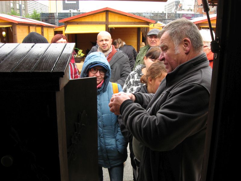 Pszczelarz Jerzy W. Opowiada zainteresowanym o pszczołach podczas II Festiwalu Miodu w Katowicach. Autor zdjęcia: Kazimierz Wiśniowski