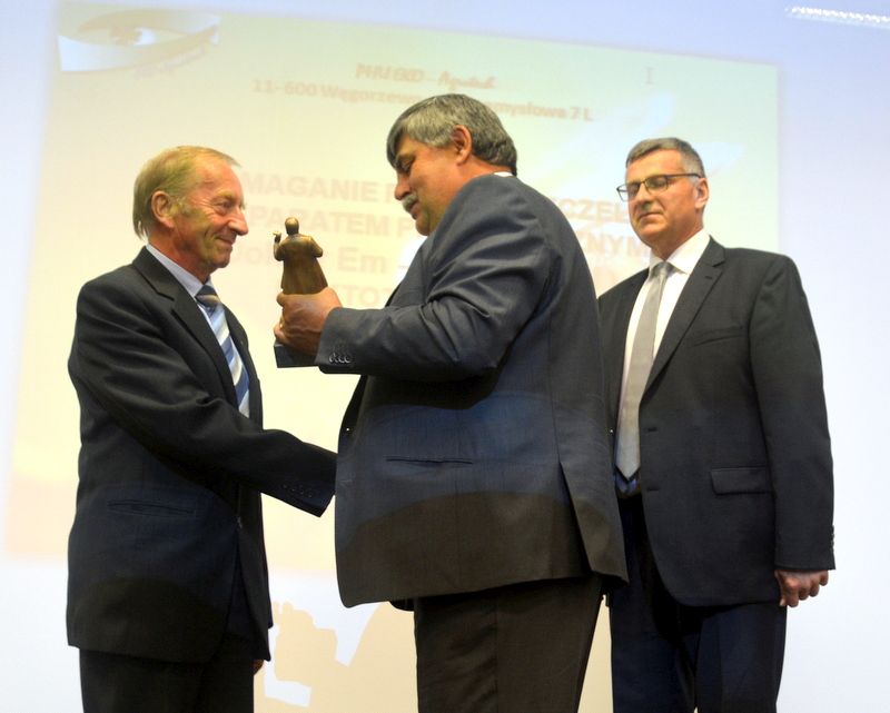 Wręczenie statuetki im. ks. dr Jana Dzierżona panu Adamowi Nitsch podczas I Konferencji Pszczelarskiej w Brzesku (02.09.2017 r.). Autor zdjęcia: Marek Kotfis