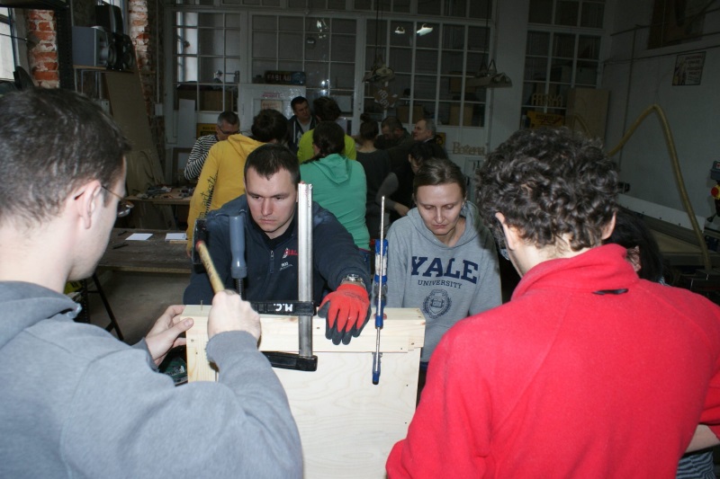 Prace nad ulem wielkopolskim w ramach IV edycji warsztatów pszczelarskich organizowanych przez Fab Lab Łódź w ramach projektu \