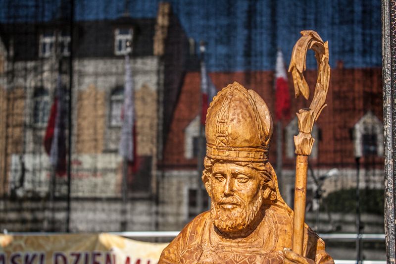 Rzeźba świętego Ambrożego (patrona pszczelarzy) na VII Święcie Miodu w Pszczynie. Autor zdjęcia: Kazimierz Wiśniowski