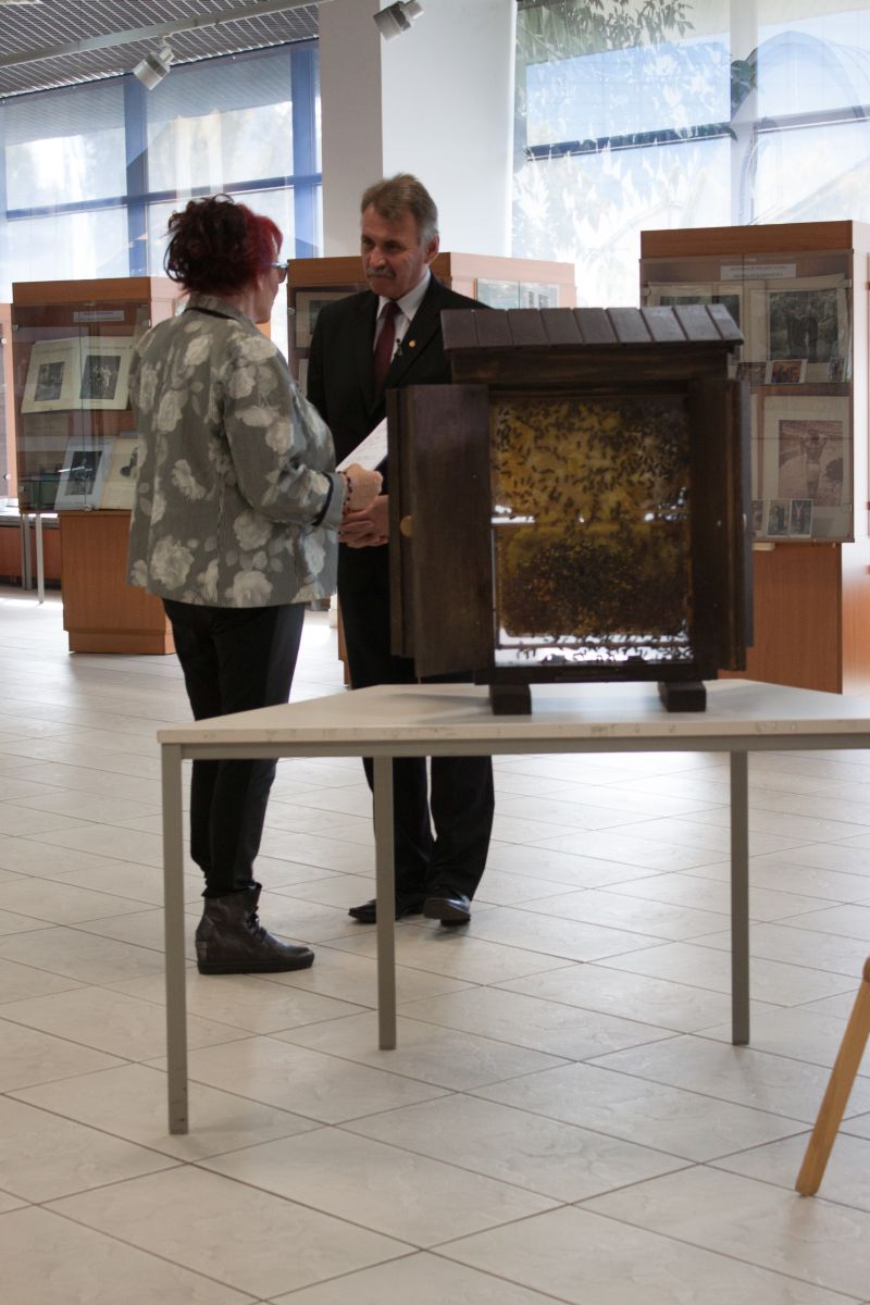 Prezes Śląskiego Związku Pszczelarzy w Katowicach udziela wywiadu dla TVP. IV Krajowa Konferencja Naukowa w Katowicach. Autorka zdjęć: Jadwiga Wiśniowska