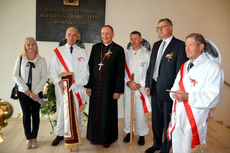 Pszczelarze ze sztandarem na I Konferencji Pszczelarskiej w Brzesku (02.09.2017 r.). Autor zdjęcia: Marek Kotfis