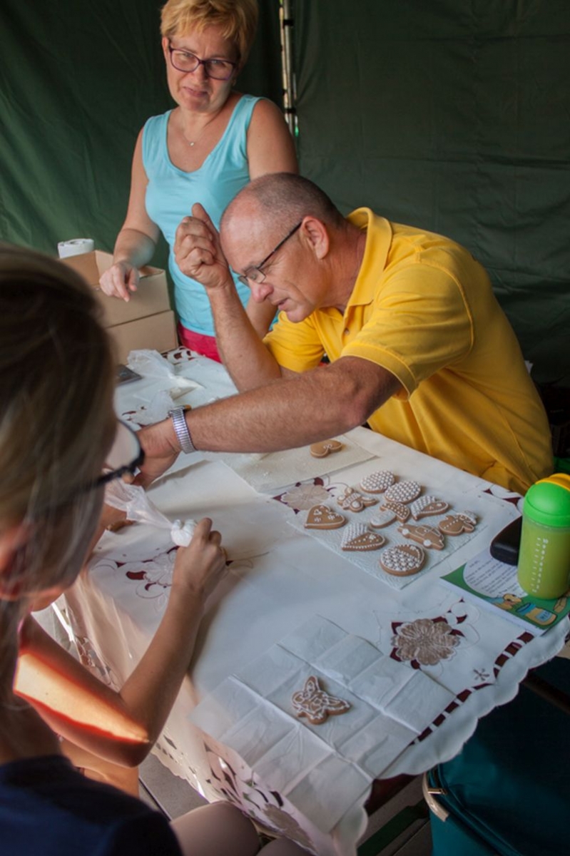 Lukrowanie pierniczków podczas wydarzenia o nazwie: VII Święto Miodu w Pszczynie. Autor zdjęcia: Kazimierz Wiśniowski
